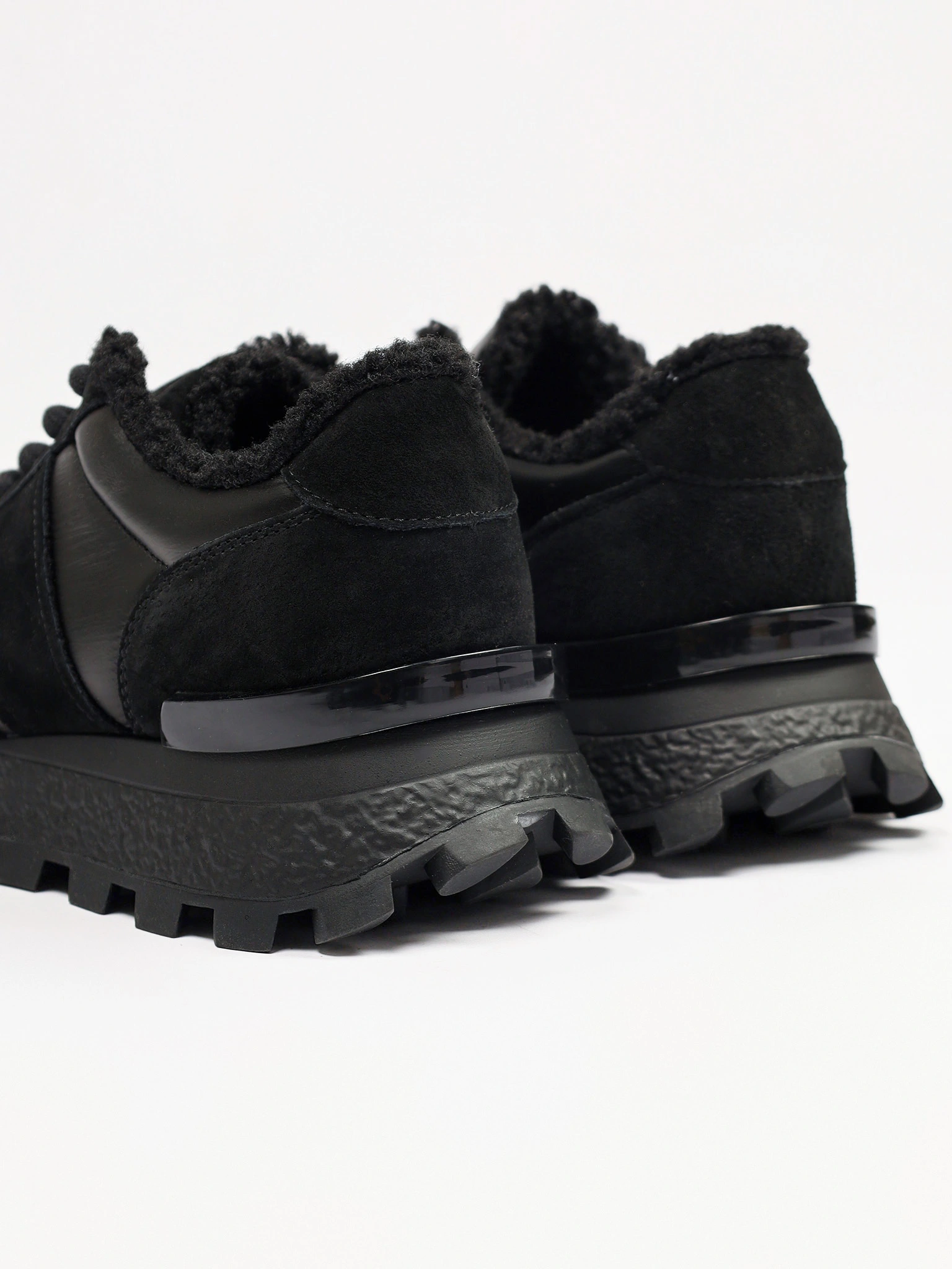 Кроссовки комбинированные черного цвета на рельефной подошве